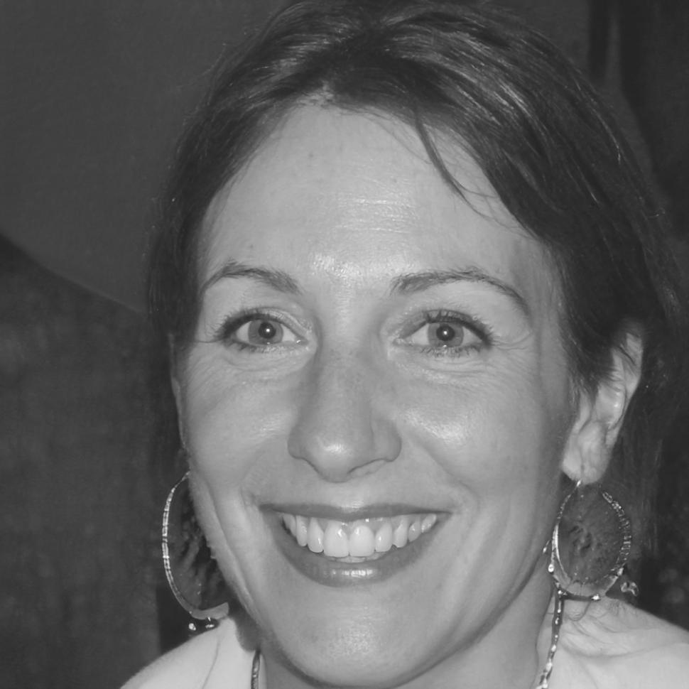 Retrato profesional de Almudena Cortés, directora de metodología financiera