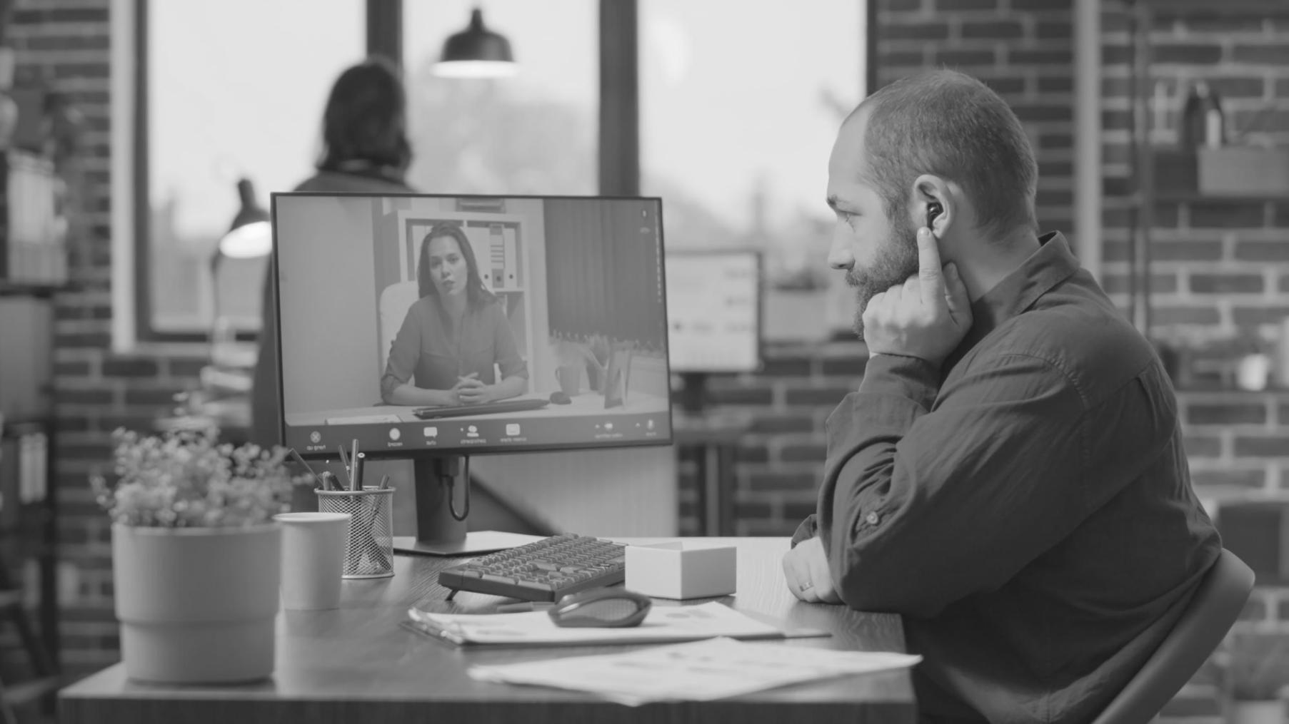 Espacio de trabajo organizado con documentos financieros y calculadora digital