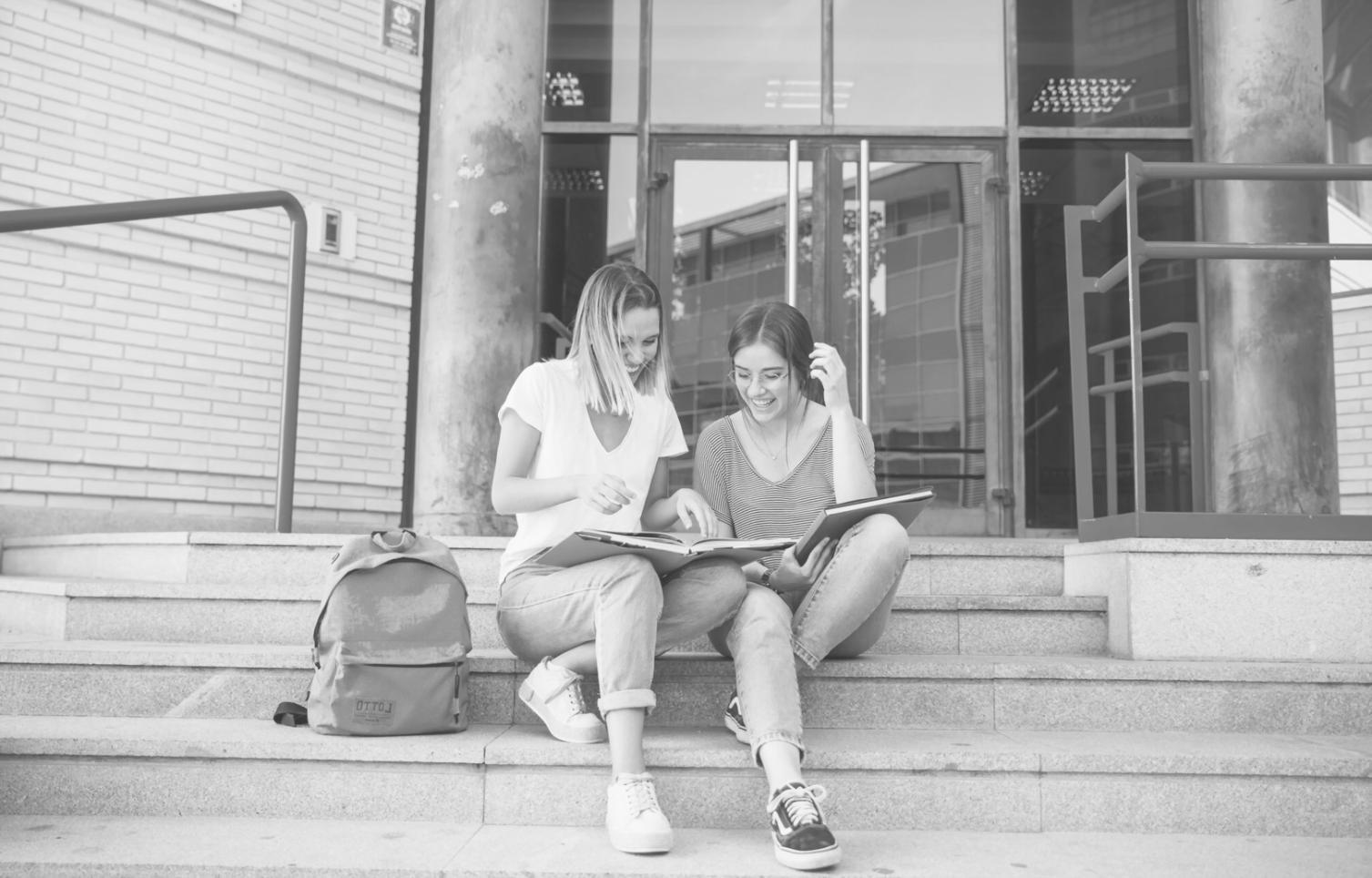 Estudiantes trabajando en análisis financiero de patrimonio neto en sesión de formación